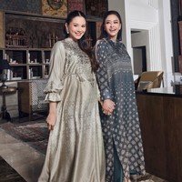 Kompak, Alyssa dan Maia memilih gaya rambut mirip. Rambut panjang keduanya tampak simpel dengan hanya diikat setengah. Sambil memamerkan senyum manis, kecantikan keduanya bikin terpana. Foto: Instagram/@alyssadaguise/@geulis.id