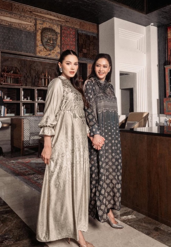 Meski sedang mengandung namun kecantikan Alyssa tetap terpancar. Demikian halnya dengan Maia, di usia yang sudah menginjak 50 tahun, ibu 3 anak itu tetap terlihat awet muda. Foto: Instagram/@alyssadaguise/@geulis.id