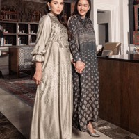 Meski sedang mengandung namun kecantikan Alyssa tetap terpancar. Demikian halnya dengan Maia, di usia yang sudah menginjak 50 tahun, ibu 3 anak itu tetap terlihat awet muda. Foto: Instagram/@alyssadaguise/@geulis.id