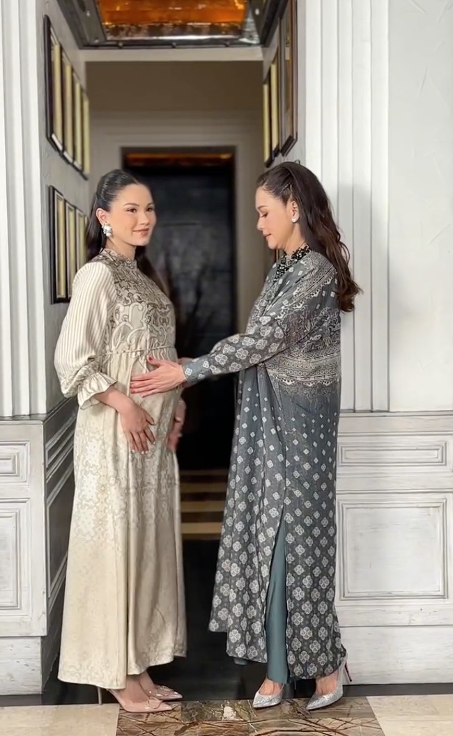 Tak hanya sama-sama cantik, di pemotretan tersebut Maia dan Alyssa juga memamerkan keakraban mereka. Penampilan keduanya pun banjir pujian netizen. Foto: Instagram/@alyssadaguise/@geulis.id