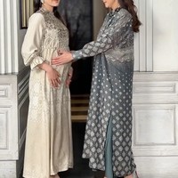 Tak hanya sama-sama cantik, di pemotretan tersebut Maia dan Alyssa juga memamerkan keakraban mereka. Penampilan keduanya pun banjir pujian netizen. Foto: Instagram/@alyssadaguise/@geulis.id