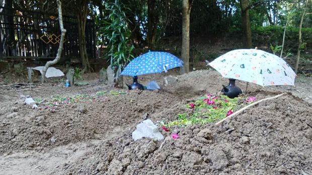 Makam saudara kembar di Bojonegoro yang tewas tenggelam di Sungai Pacal Makam saudara kembar di Bojonegoro yang tewas tenggelam di Sungai Pacal