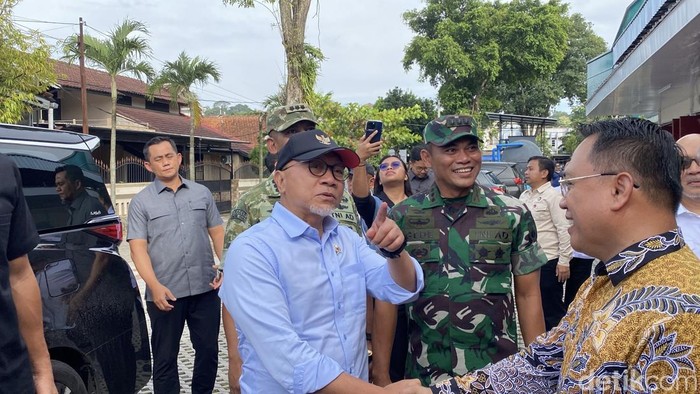 Menteri Koordinator (Menko) Bidang Pangan, Zulkifli Hasan meninjau Koperasi Kelurahan Merah Putih (KKMP) Sampangan, Kecamatan Gajahmungkur, Kota Semarang, Jumat (30/1/2026).