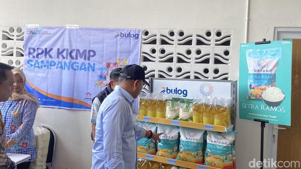 Menko Zulhas Menteri Koordinator (Menko) Bidang Pangan, Zulkifli Hasan meninjau Koperasi Kelurahan Merah Putih (KKMP) Sampangan, Kecamatan Gajahmungkur, Kota Semarang, Jumat (30/1/2026).