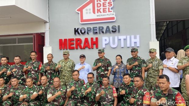 Menko Zulhas Menteri Koordinator (Menko) Bidang Pangan, Zulkifli Hasan meninjau Koperasi Kelurahan Merah Putih (KKMP) Sampangan, Kecamatan Gajahmungkur, Kota Semarang, Jumat (30/1/2026).