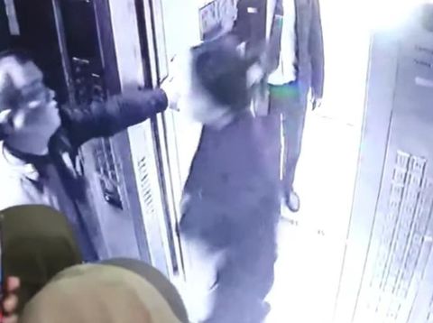 Momen kepanikan saat Lula Lahfah ditemukan meninggal di apartemen Jaksel. (dok.istimewa)