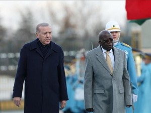 Presiden Nigeria Tersandung-Jatuh Saat Bertemu Erdogan