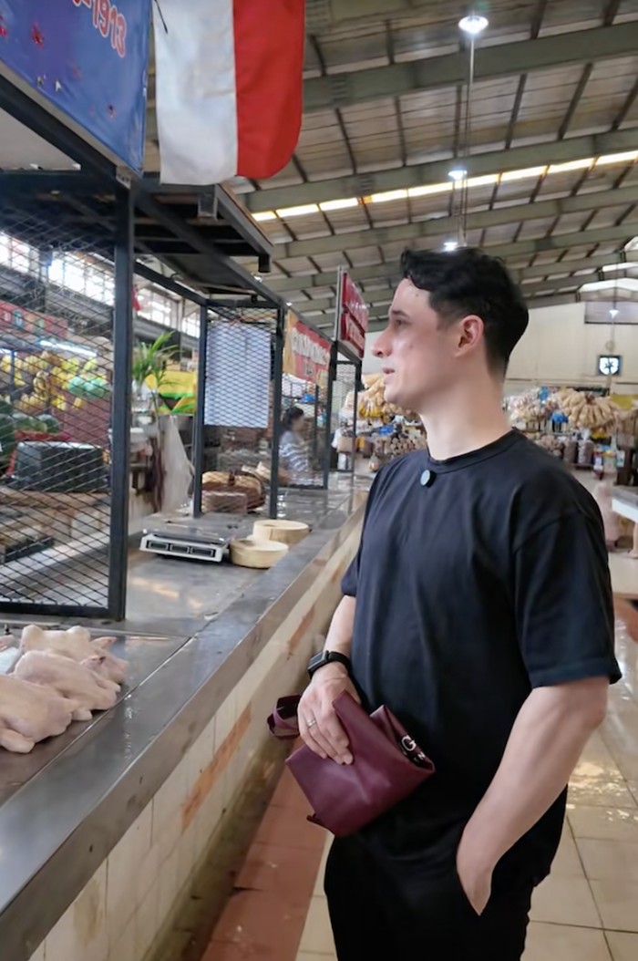 Nino Fernandez Belanja di Fresh Market Bintaro