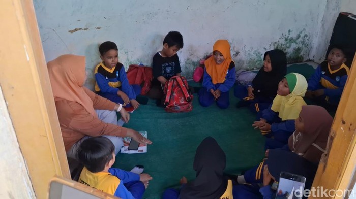 Para siswa harus belajar di ruang lain setelah atap kelas ambruk