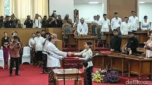 Komang Dyah Setuti resmi dilantik sebagai anggota DPRD Bali Komisi III, Jumat (30/1/2026). (Hani Sofia Muthmainnah/detikbali)