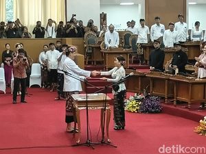 Istri Pak Oles Resmi Jadi Anggota DPRD Bali Gantikan Ray Yusha