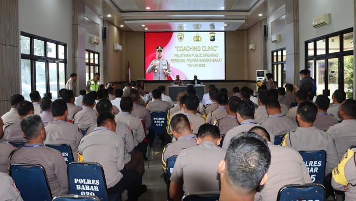 Pelatihan public speaking bagi personel khususnya Bhabinkamtibmas yang kerap turun ke masyarakat.