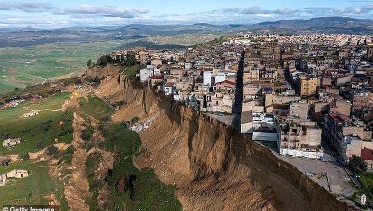 Ngeri! Rumah-rumah di Ujung Jurang Ini Terseret 4 Km Gegara Longsor