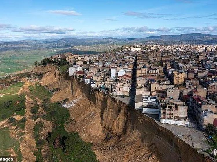 Ngeri! Rumah-rumah di Ujung Jurang Ini Terseret 4 Km Gegara Longsor