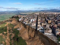 Ngeri! Rumah-rumah di Ujung Jurang Ini Terseret 4 Km Gegara Longsor