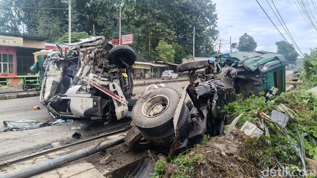 Penampakan Truk Korban Laka di Batang Evakausi truk yang melintang akibat terguling usai menabrak dua kendaraan di jalur Pantura di Jalan Raya Desa Surodadi, Kecamatan Gringsing, Batang, Jumat (30/1)