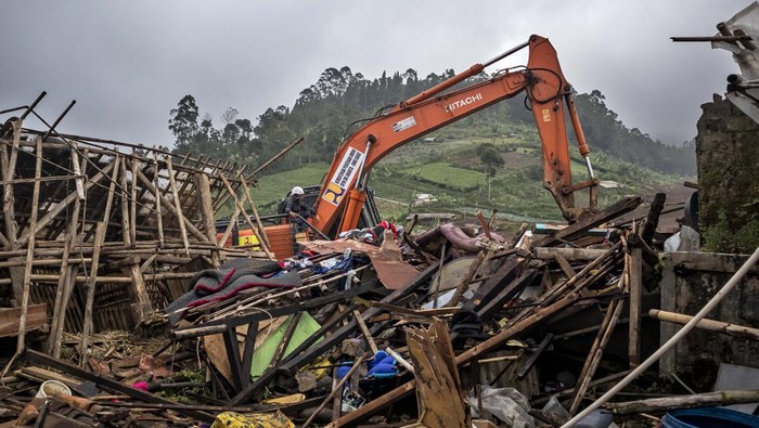 Tim SAR gabungan melakukan pencarian korban bencana tanah longsor di Pasirlangu, Cisarua, Kabupaten Bandung Barat, Jawa Barat, Kamis (29/1/2026). Berdasarkan data Posko SAR Gabungan hingga Kamis (29/1) pukul 16.30 WIB, jumlah total korban bencana tanah longsor yang berhasil ditemukan sebanyak 55 jenazah dan 41 diantaranya telah berhasil diidentifikasi serta 25 orang masih dalam proses pencarian. ANTARA FOTO/Abdan Syakura/bar