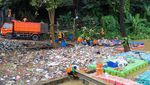 Aksi Petugas DLH Bersihkan Sampah Sungai Ciliwung untuk Jaga Aliran Air