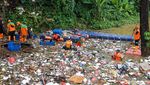 Aksi Petugas DLH Bersihkan Sampah Sungai Ciliwung untuk Jaga Aliran Air