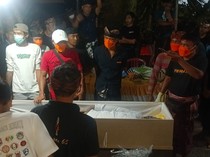 Isak Tangis Sambut Kedatangan Jasad Mahasiswa Magang yang Tewas di Malaysia