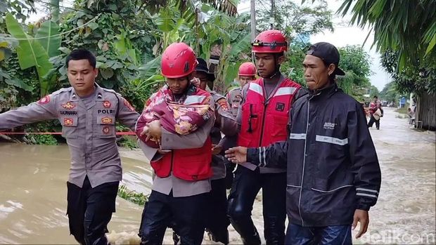 Polisi mengevakuai lansia hingga bayi dalam kepungan banjir di Subang