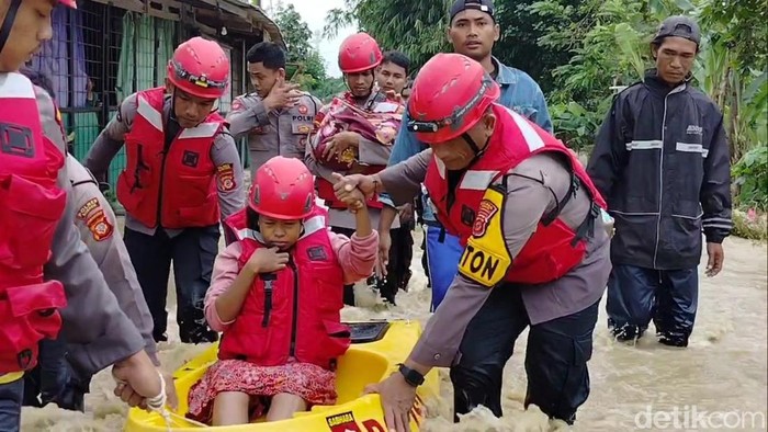 Polisi mengevakuai lansia hingga bayi dalam kepungan banjir di Subang