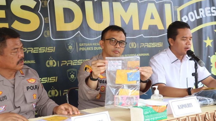 Polisi menunjukkan barang bukti. (Dok Polres Dumai)