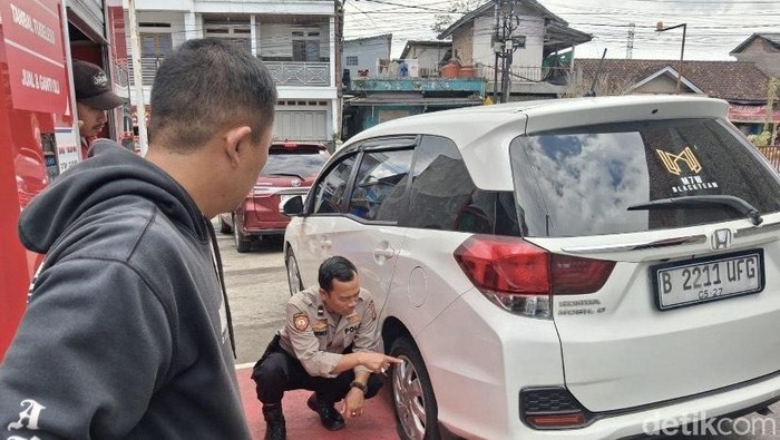 Polisi saat olah TKP pencurian uang modus gembor ban di Sukabumi