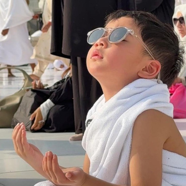 Masyaallah... Rayyanza Mau Seperti Rafathar Bisa Cium Hajar Aswad