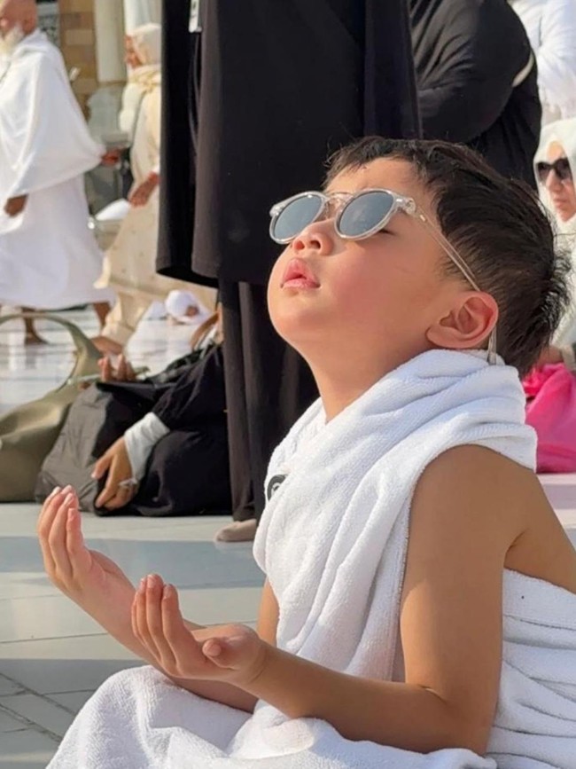 Masyaallah... Rayyanza Mau Seperti Rafathar Bisa Cium Hajar Aswad