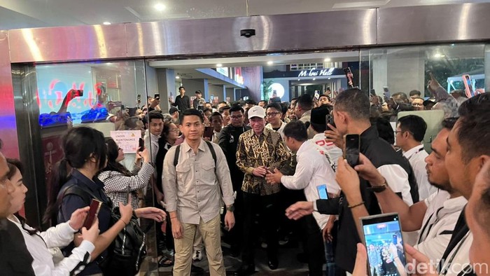 Presiden Ke-7 RI Joko Widodo (Jokowi) tiba di lokasi Rakernas PSI di Makassar.