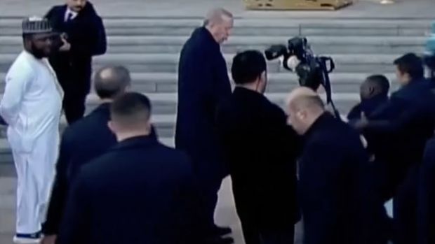 Presiden Nigeria Bola Tinubu dilaporkan dalam kondisi prima meski sempat tersandung saat upacara penyambutan kenegaraan di Ankara, Turki. (Tangkapan layar Medsos)