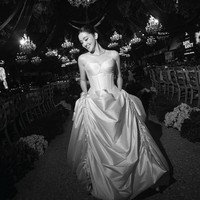 Ranty Maria tampil tak kalah memukau di acara resepsi pernikahannya dengan Rayn Wijaya. Berbeda dengan gaun saat pemberkatan, untuk resepsi Ranty memilih tampil lebih terbuka. Foto: Instagram/@rantymaria