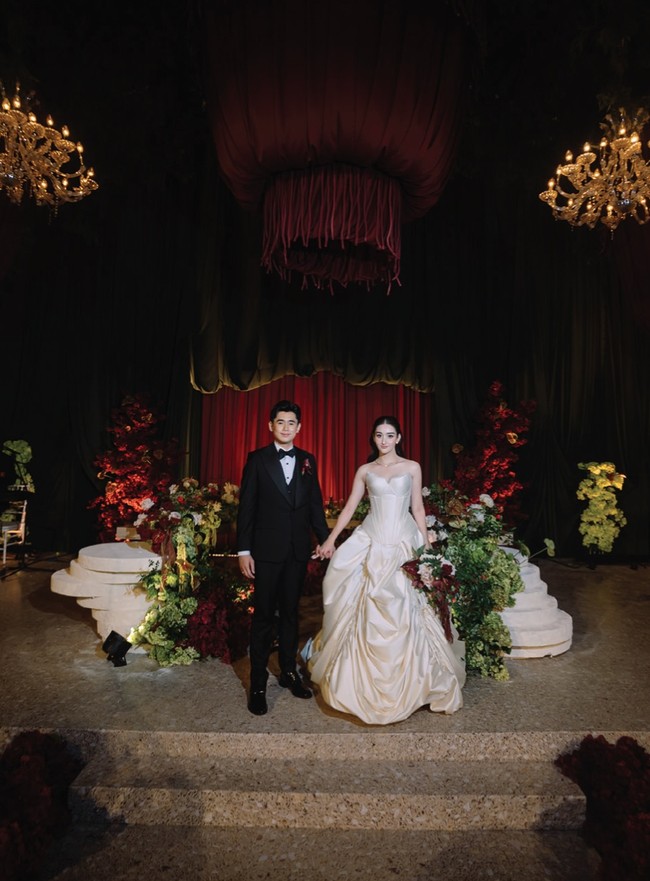 Gaun resepsi Ranty diketahui juga merupakan rancangan desainer Hian Tjen, desainer yang sama dengan gaun pemberkatan pernikahannya. Sementara Rayn tampil gagah kenakan setelan jas hitam lengkap dengan dasi kupu-kupu. Foto: Instagram/@rantymaria