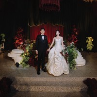 Gaun resepsi Ranty diketahui juga merupakan rancangan desainer Hian Tjen, desainer yang sama dengan gaun pemberkatan pernikahannya. Sementara Rayn tampil gagah kenakan setelan jas hitam lengkap dengan dasi kupu-kupu. Foto: Instagram/@rantymaria