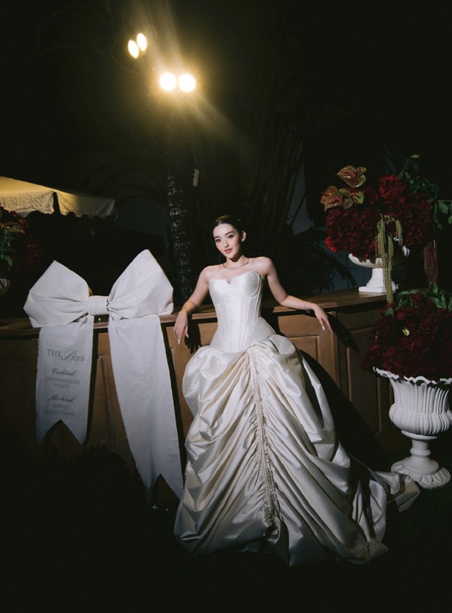 Melengkapi penampilannya, Ranty mengenakan aksesori simpel berupa kalung, gelang, anting, dan cincin. Aksesori tersebut menambah kesan elegan dalam tampilannya. Foto: Instagram/@rantymaria