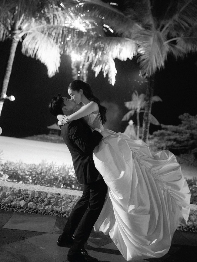 Menambah kesan feminin, rambut Ranty ditata panjang, lurus, dan sleek, dibelah tengah. Penampilan wanita 26 tahun itu tampak begitu cantik memukau. Foto: Instagram/@rantymaria