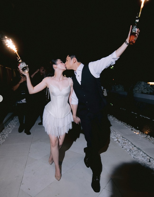 Rambut Ranty ditata simpel dengan model ponytail. Sementara riasan wajahnya tampak soft seperti sebelumnya. Melengkapi penampilannya, Ranty juga mengenakan heels transparan. Foto: Instagram/@rantymaria