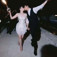 Rambut Ranty ditata simpel dengan model ponytail. Sementara riasan wajahnya tampak soft seperti sebelumnya. Melengkapi penampilannya, Ranty juga mengenakan heels transparan. Foto: Instagram/@rantymaria