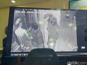 CCTV Ungkap Momen Reza Arap Tiba di Apartemen Lula Lahfah Bareng Dokter
