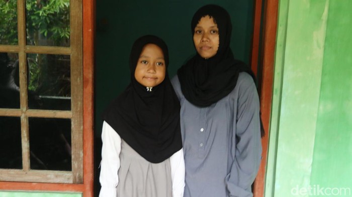 Rubiyati dan Ariendra Ralea Irgantari saat ditemui di rumah kontrakannya, Kalurahan Salamrejo, Jumat (30/1/2026)