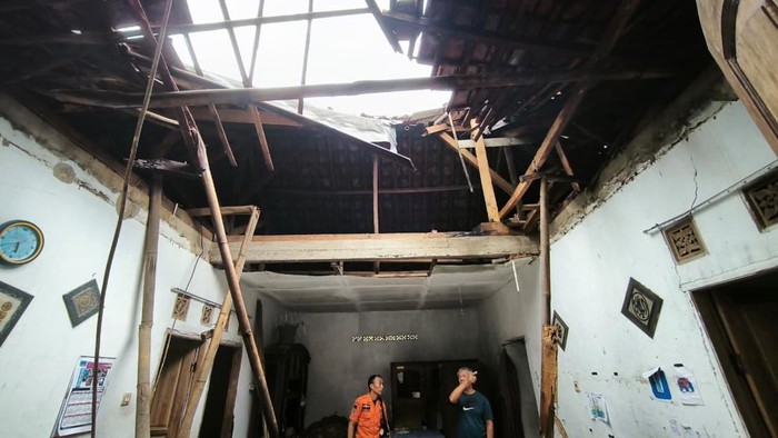 Belasan Rumah Warga di Ciomas Bogor Rusak Diterjang Angin Kencang