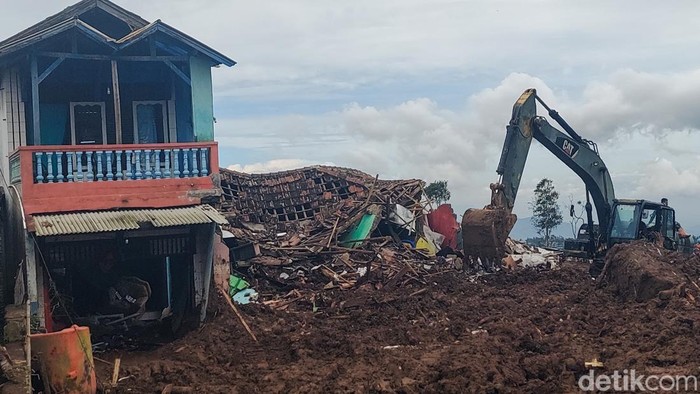 Rumah warga rusak terdampak longsor Cisarua