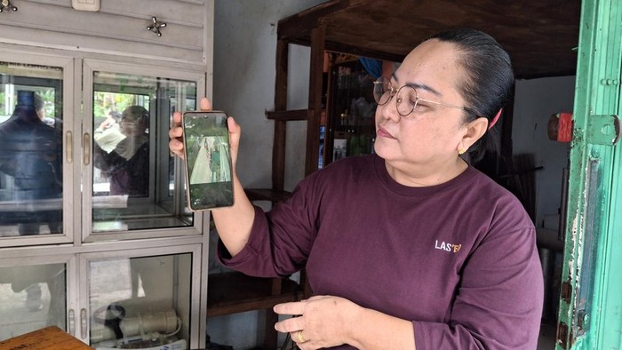 Saat ibu korban menunjukkan rekaman CCTV aksi penjambretan yang dialami anaknya