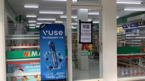 Salah satu retail modern di kawasan pariwisata Senggigi, Kecamatan Batu Layar, Lombok Barat, Jumat (30/1/2026). (M. Zahiruddin/detikBali)