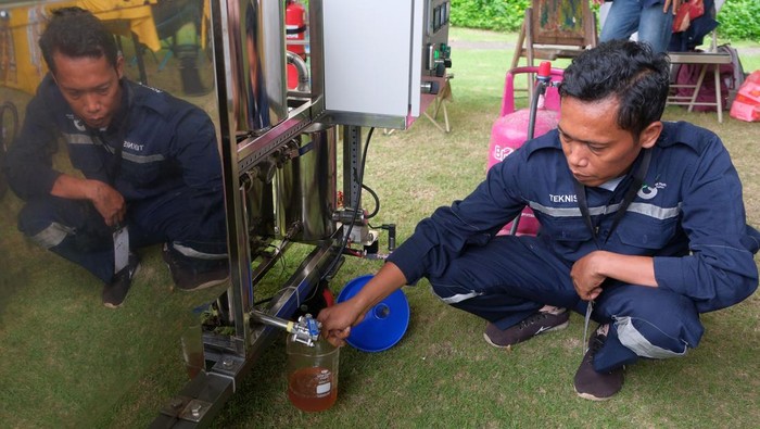 Pengunjung mengamati perhiasan berbahan sampah kaca dan residu karbon hitam yang dipamerkan di Garuda Wisnu Kencana (GWK) Cultural Park, Badung, Bali, Jumat (30/1/2026). Kegiatan yang digelar di area objek wisata tersebut untuk memperkenalkan kepada masyarakat dan wisatawan tentang pengolahan sampah plastik menggunakan teknologi pirolisis menjadi energi alternatif setara bahan bakar minyak (BBM) yakni solar dan bensin serta menjadi produk kreatif bernilai ekonomis. ANTARA FOTO/Nyoman Hendra Wibowo