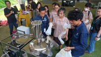 Teknologi pirolisis bekerja dengan memanaskan sampah plastik pada suhu tinggi tanpa oksigen, sehingga material plastik terurai menjadi minyak dan gas. Hasil olahan tersebut dapat dimanfaatkan sebagai bahan bakar alternatif, seperti solar dan bensin, serta produk kreatif lain yang memiliki nilai jual. ANTARA FOTO/Nyoman Hendra Wibowo