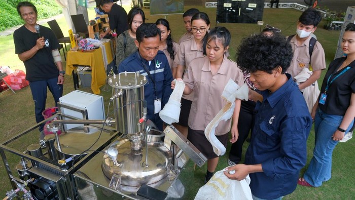 Pengunjung mengamati perhiasan berbahan sampah kaca dan residu karbon hitam yang dipamerkan di Garuda Wisnu Kencana (GWK) Cultural Park, Badung, Bali, Jumat (30/1/2026). Kegiatan yang digelar di area objek wisata tersebut untuk memperkenalkan kepada masyarakat dan wisatawan tentang pengolahan sampah plastik menggunakan teknologi pirolisis menjadi energi alternatif setara bahan bakar minyak (BBM) yakni solar dan bensin serta menjadi produk kreatif bernilai ekonomis. ANTARA FOTO/Nyoman Hendra Wibowo