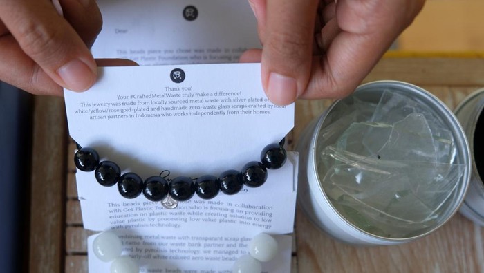 Pengunjung mengamati perhiasan berbahan sampah kaca dan residu karbon hitam yang dipamerkan di Garuda Wisnu Kencana (GWK) Cultural Park, Badung, Bali, Jumat (30/1/2026). Kegiatan yang digelar di area objek wisata tersebut untuk memperkenalkan kepada masyarakat dan wisatawan tentang pengolahan sampah plastik menggunakan teknologi pirolisis menjadi energi alternatif setara bahan bakar minyak (BBM) yakni solar dan bensin serta menjadi produk kreatif bernilai ekonomis. ANTARA FOTO/Nyoman Hendra Wibowo