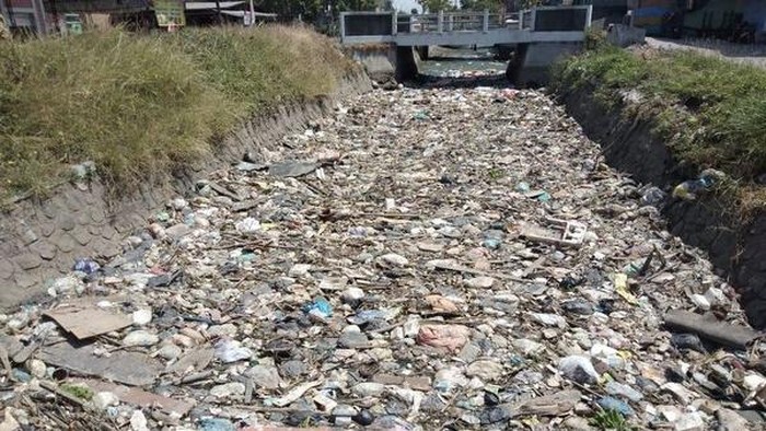Sampah yang menggenangi sungai di Sidoarjo